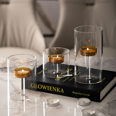 Luxus-Esserfahrungen mit stilvollem, klarem Glas, Metallkerzenhalter und Holzdeckel