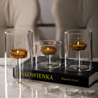 Luxus-Esserfahrungen mit stilvollem, klarem Glas, Metallkerzenhalter und Holzdeckel