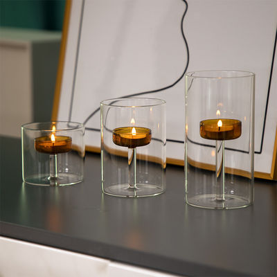 Luxus-Esserfahrungen mit stilvollem, klarem Glas, Metallkerzenhalter und Holzdeckel
