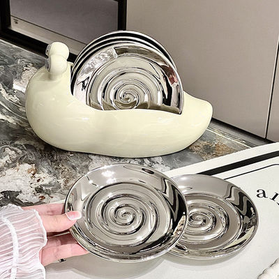 Vorräte für Dinnerware mit handgemalten Keramik-Schnecken-Teller von Küchenzubehör