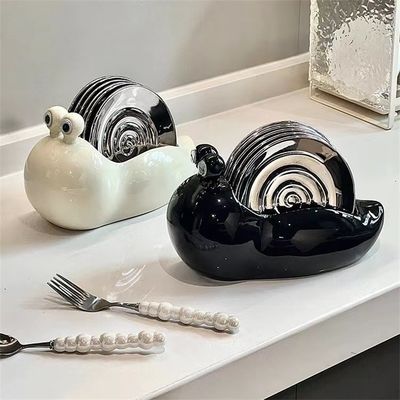 Vorräte für Dinnerware mit handgemalten Keramik-Schnecken-Teller von Küchenzubehör