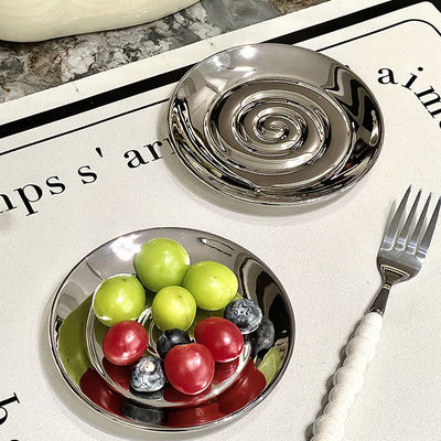 Vorräte für Dinnerware mit handgemalten Keramik-Schnecken-Teller von Küchenzubehör