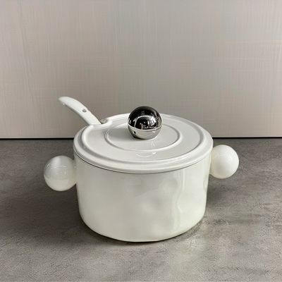 Druckbedürfnisse Doppelohr-Design Weiße herzförmige Keramik-Nudelschale mit Edelstahldeckel