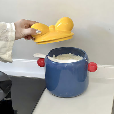 Küchenspeicher mit Keramikkrug im nordischen Stil und Bambusholzdeckel für Speisekammerorganisation