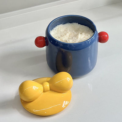 Küchenspeicher mit Keramikkrug im nordischen Stil und Bambusholzdeckel für Speisekammerorganisation