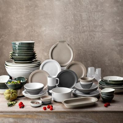 Nordic Keramik Tischgeschirr Set mit matte Glasur Relief Design Tassen Schalen Teller Teller