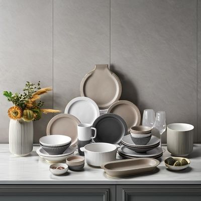 Nordic Keramik Tischgeschirr Set mit matte Glasur Relief Design Tassen Schalen Teller Teller