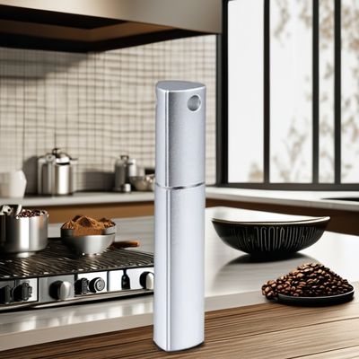 Moderne Mini-Kaffeemacher aus Edelstahl und Kaffeepulver aus Kunststoff