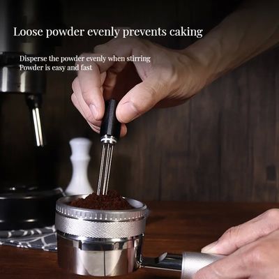 Moderne Mini-Kaffeemacher aus Edelstahl und Kaffeepulver aus Kunststoff