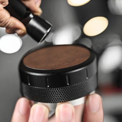 Höhenverstellbarer Espresso Tamper Walnussholz und Aluminiumbasis für ein perfektes Tamping