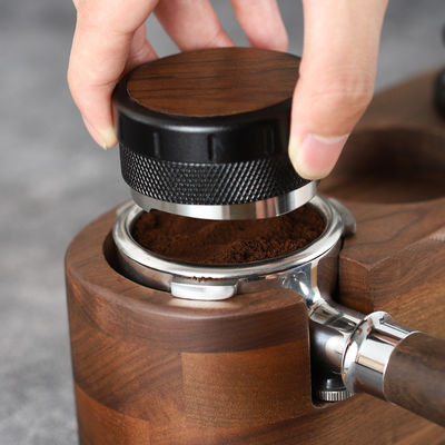 Höhenverstellbarer Espresso Tamper Walnussholz und Aluminiumbasis für ein perfektes Tamping