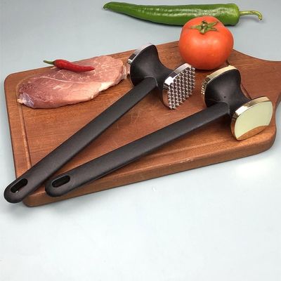 Fleischverhärter schlagen zweiseitigen Hammer für perfekt saftige Steaks in der Heimatküche