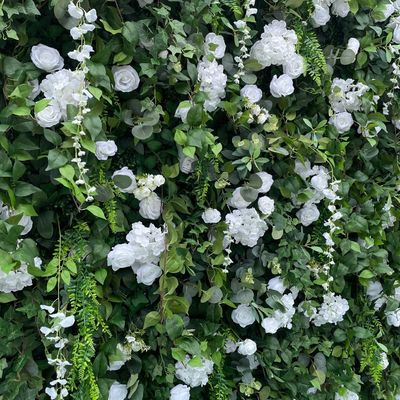 Hochzeitsdekoration im Freien 3D Stoff Blumenwand mit simuliertem Grün Kunstblumen