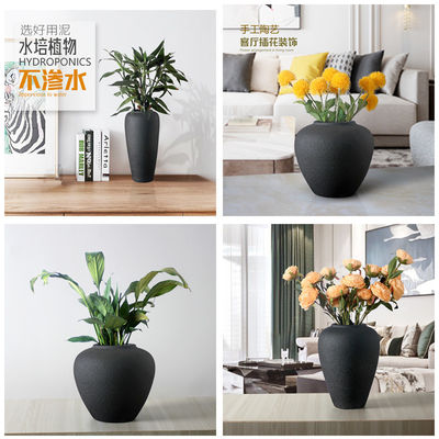 Moderne nordische Wohnkultur Keramik-Vasen mit Pampas-Gras und natürlichen getrockneten Blumen