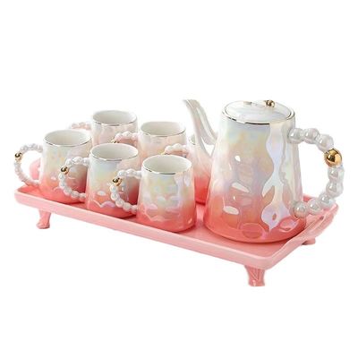 Moderne, schalförmige Keramikkaffeebecher und Bambusschüssler - ein Muss bei Teepartys