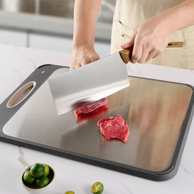 Schnittbrett aus 304 Edelstahl mit rutschfester Bauweise und robustem Kunststoffrahmen