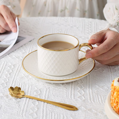 Moderne weiße Keramikbecher und -schüsseln Nordic Elegant Knochenbecher Set für Wasserbecher
