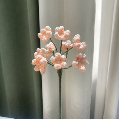 Frisch geschnittenes Solidago Rosa Rosenstrauß Schönes bunter Stil für Kleinanbieter