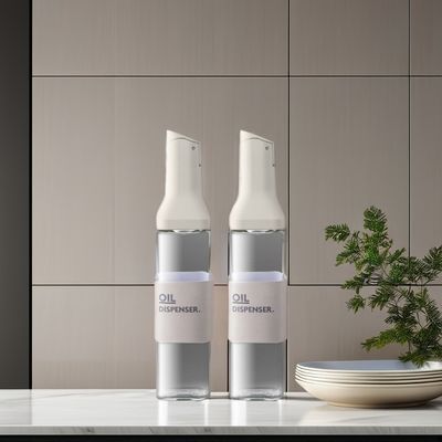 Supermarkts moderner Holzkrug für Essigöl und Sojasauce in der Küche