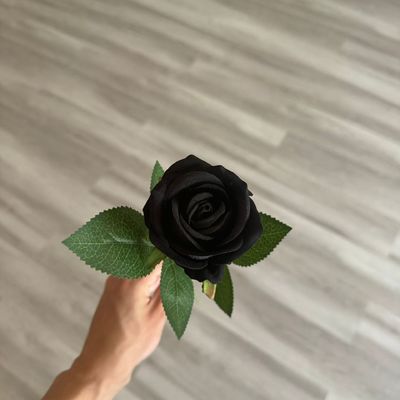 Vielfarbige künstliche Rosen Kleine weiße Hochzeitsblumen für DIY-Dekor und Raumdekor