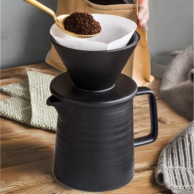 Moderne Matte Schwarze Keramik-Kaffeemaschine für das Ausgießen im Wohnzimmer Design Stil