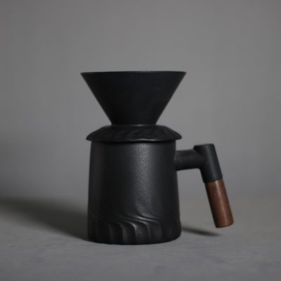 Moderne Matte Schwarze Keramik-Kaffeemaschine für das Ausgießen im Wohnzimmer Design Stil