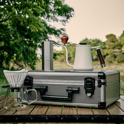 Handgebrühte Kaffeekiste mit Filter Topf Filterpapier und Skala Modernes Vintage Design