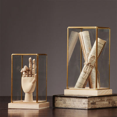 Elegantes Heimdekor Nordic Design Glas-Display-Box mit Messing-Kanten und Holzbasis