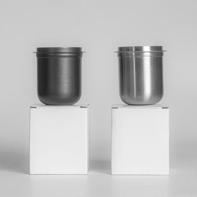 Modern geschnitzte Kaffeetasse aus Edelstahl für die Handfrei-Pulververteilung