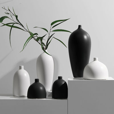 Ein bisschen Raffinesse in Ihr Zuhause mit dieser schwarz-weißen Keramikvase