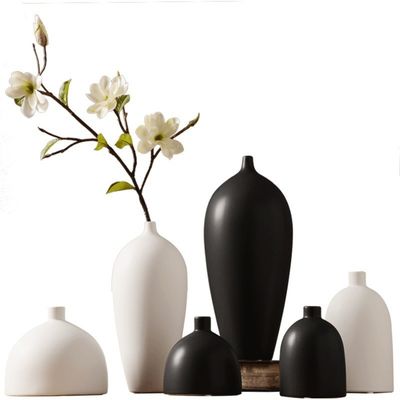 Ein bisschen Raffinesse in Ihr Zuhause mit dieser schwarz-weißen Keramikvase