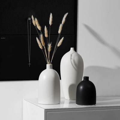 Ein bisschen Raffinesse in Ihr Zuhause mit dieser schwarz-weißen Keramikvase