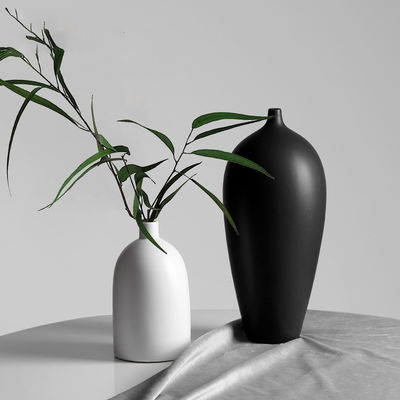 Ein bisschen Raffinesse in Ihr Zuhause mit dieser schwarz-weißen Keramikvase