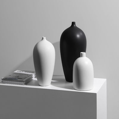 Ein bisschen Raffinesse in Ihr Zuhause mit dieser schwarz-weißen Keramikvase