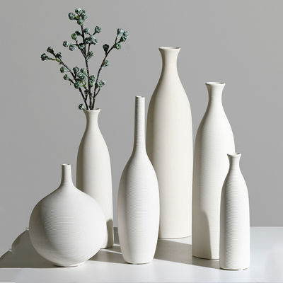 Stilvolle moderne weiße Keramikvase für Wohnzimmerdekor und frische Blumenarrangements