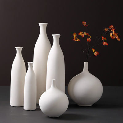 Stilvolle moderne weiße Keramikvase für Wohnzimmerdekor und frische Blumenarrangements