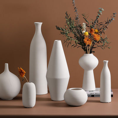Stilvolle moderne weiße Keramikvase für Wohnzimmerdekor und frische Blumenarrangements