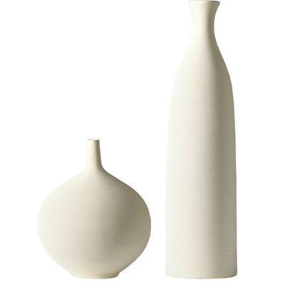 Stilvolle moderne weiße Keramikvase für Wohnzimmerdekor und frische Blumenarrangements