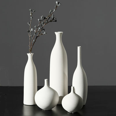 Stilvolle moderne weiße Keramikvase für Wohnzimmerdekor und frische Blumenarrangements