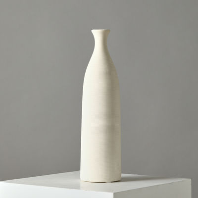 Stilvolle moderne weiße Keramikvase für Wohnzimmerdekor und frische Blumenarrangements