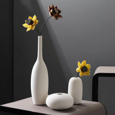 Moderne handgefertigte Vase aus weißer Keramik zur Dekoration der Tischplatte
