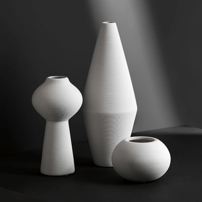 Moderne handgefertigte Vase aus weißer Keramik zur Dekoration der Tischplatte