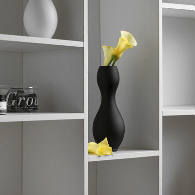 Moderne, minimalistische Porzellanvase mit elegantem schwarz-weißem Bowlingballdesign