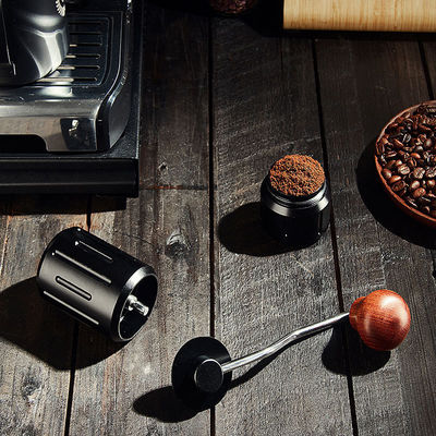 Fertigung von Handkaffeemühlern aus Edelstahl