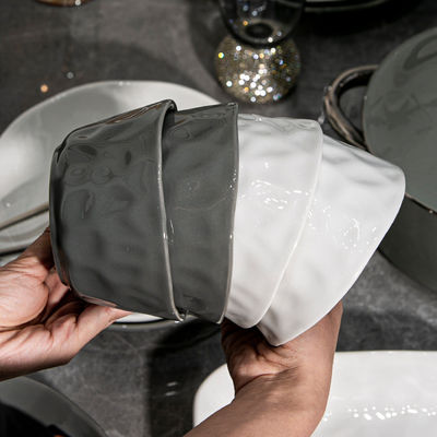 Zeitgenössisches Einweggeschirr aus Keramik mit Goldumrand für Heim- und Hotelgebrauch