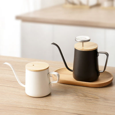 Kaffeemaschine aus Edelstahl mit schlankem modernem Design und langem Mund