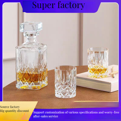 Bleifreie Whisky-Tumbler und ein elegantes Kristallglas-Dekanter für ein Hotel-Restaurant