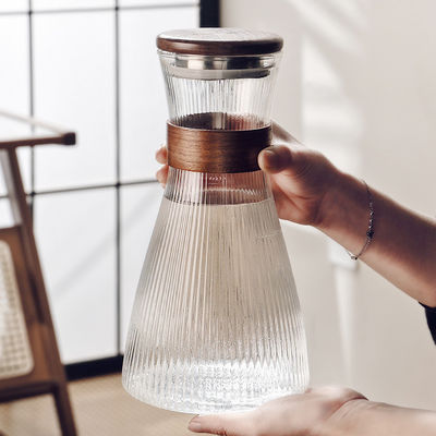 Vorräte 1,5L Glas Wasserkrug und vertikale Glaskrug Set mit Deckel Kapazität 1,5L