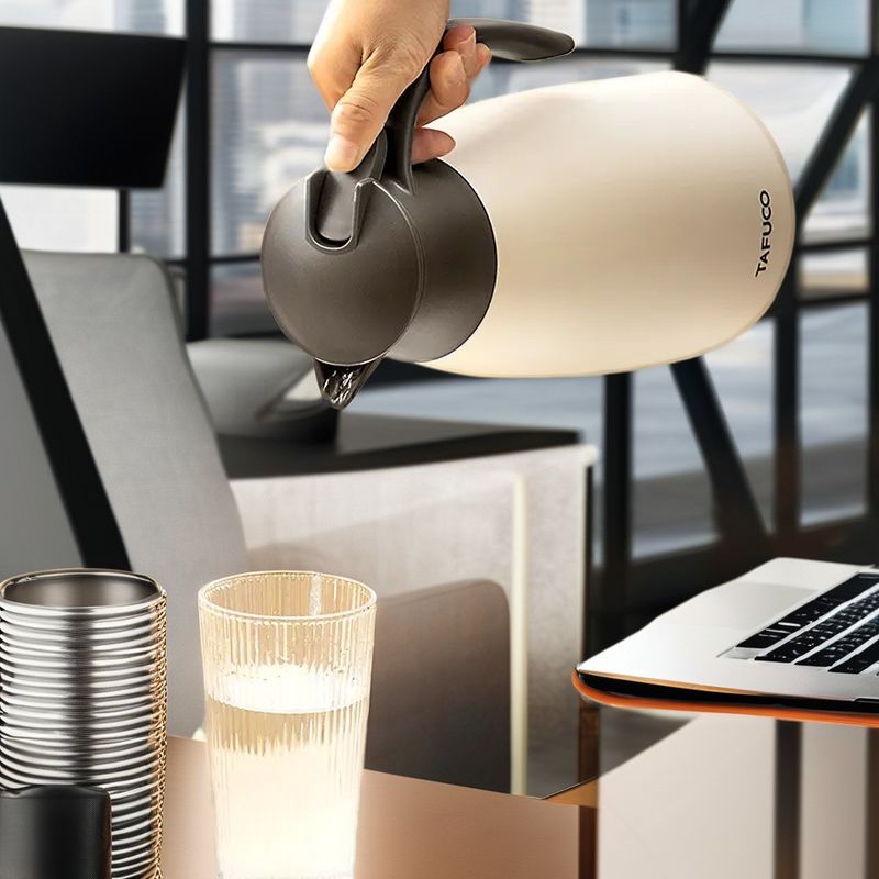 Kaffee- und Teekanne aus Edelstahl - ein Muss für Hotels Airlines Restaurants