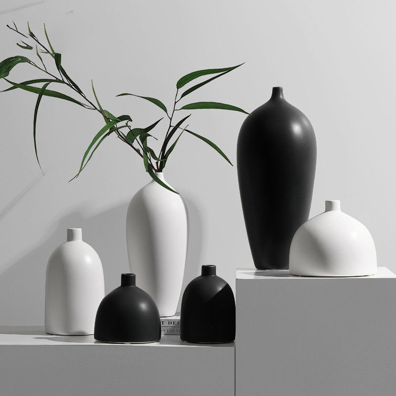 Ein bisschen Raffinesse in Ihr Zuhause mit dieser schwarz-weißen Keramikvase